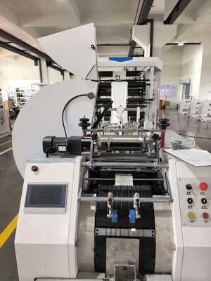 Beutelversiegelungs- und Schneidmaschine Kraftpapierbeutel-Produktionsmaschine Leistungsaufwand 5-10 KW für die Beutelherstellung
