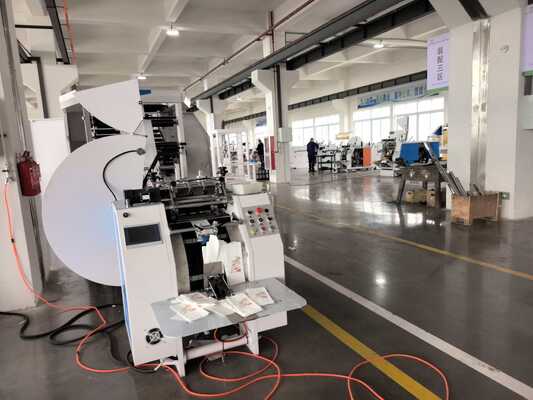 CMYK-Flexo-Drucker Papier-Einkaufstütenmachmaschine 50Hz 60Hz Stromversorgung Gesamtleistung 15 KW Geeignet für Großverpackungen