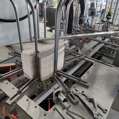 Nicht standardmäßige Kartonmaschine # Dekorationsarbeiten # Lebensmittelkarton # Einweg-Brotdose # Schmelzklebeverfahren