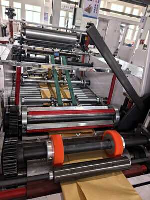 Beutelversiegelungs- und Schneidmaschine Kraftpapierbeutel-Produktionsmaschine Leistungsaufwand 5-10 KW für die Beutelherstellung