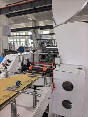 Beutelversiegelungs- und -schneidemaschine Kraftpapierbeutelherstellungsmaschine mit 420 bis 600 mm Beutelbreite und 400 Mesh Keramikdruckwalze