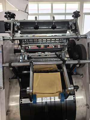 CMYK-Flexo-Drucker Papier-Einkaufstütenmachmaschine 50Hz 60Hz Stromversorgung Gesamtleistung 15 KW Geeignet für Großverpackungen