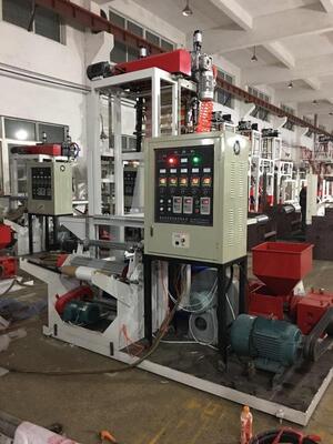 Durchmesser der Schraube 55mm 2 oder 65mm 2mm Film Extruder Maschine Gesamtleistung 11-21kw Extrusionskapazität 100 bis 500 kg h für die Kunststofffilm Extrusion