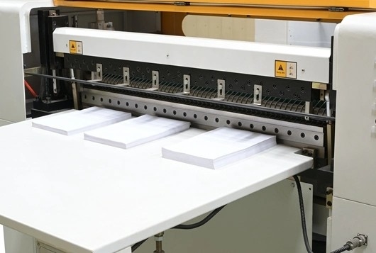 automatische 1100mm prägen Aluminiumfolie der Maschinen-600mm
