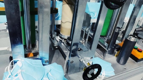 Chirurgisches Wegwerfkleid N95, das Maschine herstellt