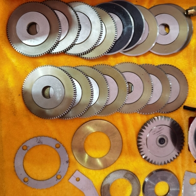 Das Drehstempelschneiden asphaltieren das Aufschlitzen der runde Blatt-industriellen kupfernen Aluminiumfolie