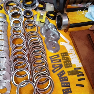 Das Drehstempelschneiden asphaltieren das Aufschlitzen der runde Blatt-industriellen kupfernen Aluminiumfolie