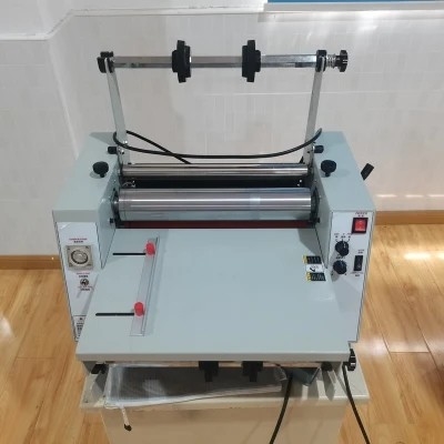 Aufschlitzende Rewinder Maschine 5m/Min Nonweaving Film Laminating OPP 900mm