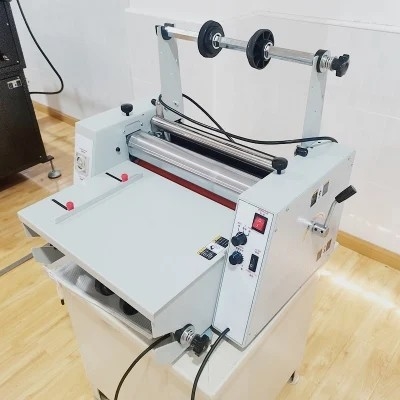 Aufschlitzende Rewinder Maschine 5m/Min Nonweaving Film Laminating OPP 900mm