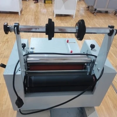 Aufschlitzende Rewinder Maschine 5m/Min Nonweaving Film Laminating OPP 900mm